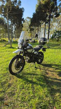 ROYAL ENFIELD HIMALAYAN 450 KAMET WHITE ROYAL ENFIELD HIMALAYAN 450 KAMET WHITE
